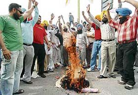 Protesting SSF members burn an effigy of Congress president Sonia Gandhi in Amritsar