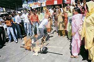 Protesters of Nagrota Bagwan constituency burn an effigy of local MLA and transport minister G.S. Bali at Dharamsala on Tuesday