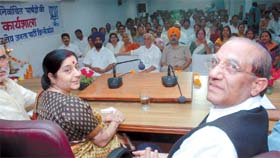 BJP leaders Sushma Swaraj and Vijay Kumar Malhotra participating in a workshop for newly elected councillors at BJP central office