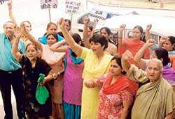 Residents of Nikka Mal Saraf Chowk protest against Pandits paranthas shop outside Deputy Commissioners residence in Ludhiana