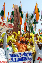 AIATF chief MS Bitta along with his men paying homage to the martyrs in Amritsar.