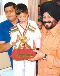 All India Anti-Terrorist Front Chairman M S Bitta presents an award to Ankit Rai, a 7-year-old-boy who escaped from his kidnappers, at the hospital where the boy is being treated in Faridabad