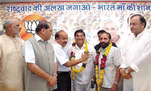 Newly elected leader of the House in the MCD Subash Arya being felicitated by Delhi Pradesh BJP president Harsh Vardhan, at BJP Delhi Pradesh office in the Capital on Sunday