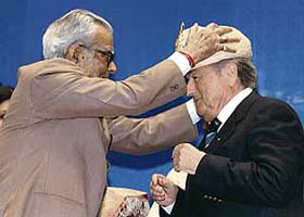 Indian Vice-President Bhairon Singh Shekhawat presents a gold turban to FIFA president Sepp Blatter during the 70th anniversary celebrations of the All-India Football Federation in New Delhi
