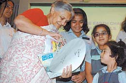 Delhi Chief Minister Sheila Dikshit admiring a painting by a schoolgirl at a function to mark the forthcoming World Earth Day.