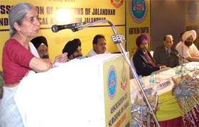 Punjab health minister Laxmi Kanta Chawla addresses a conference of surgeons in Jalandhar