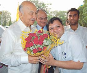 Neeraj Sharma, member grievance committee, Faridabad district, welcomes union power minister Sushil Kumar Shinde at Faridabad