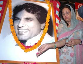 Pammi, wife of late Punjabi actor, director and producer Varinder pays floral tributes to him