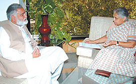 Chief Minister of North-West Frontier Province Akbar Khan Durrani called on Delhi Chief Minister Sheila Dikshit at her office in Delhi Secretariat on Thursday.