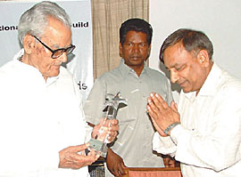 Vice President Bhairon Singh Shekhawat presents an award to S. P. Gupta, administrator of HUDA, Gurgaon, in New Delhi.