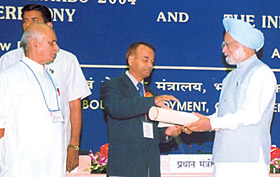 Prime Minister Manmohan Singh presents the Shram Bhushan Award for 2004 in New Delhi to S.P. Gupta, an employee of BHEL, Haridwar, whose innovation led to the saving of Rs 5.5 crore.