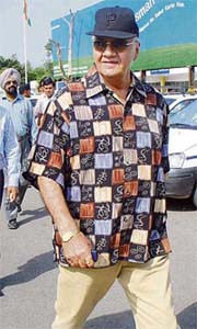 VILLAINOUS GAIT: Prem Chopra at the Chandigarh airport, before hitting the road for a journey to Ludhiana