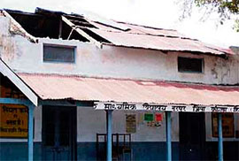 Strong winds that swept over the lower Kangra district caused extensive damage to the roofs of a large number of houses in the area.