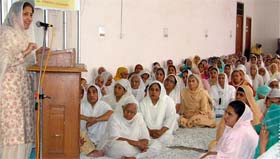 Harjinder Kaur, mayor of Chandigarh, addresses delegates at a seminar organised by the GGSSC in Ludhiana