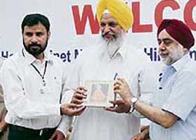 Onkar Singh Pahwa (right) of Avon Cycles and John Pramod (left), director, CMCH, felicitate Hira Singh Gabria, minister for jails, at Mata Kaushalya Devi Pahwa Charitable Hospital in Hambran (Ludhiana)