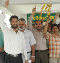 LIC employees in Jalandhar raise slogans in the memory of those who attained martyrdom in Chicago in May 1886.