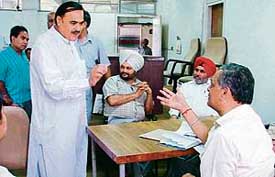 Congress leader Sham Sunder Malhotra argues with joint commissioner B.K. Gupta during the sangat darshan in Ludhiana on Wednesday.