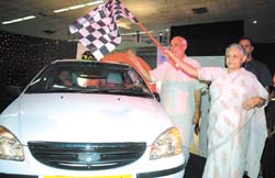 Chief Minister of Delhi Sheila Dikshit flags off Delhi Cab-Radio Taxi Service in the Capital 