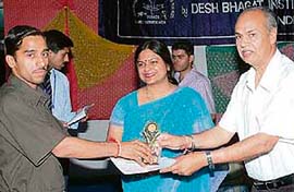S.K. Ahluwalia, commisioner, municipal corporation, Patiala, distributes prizes to students during the annual function of the Desh Bhagat Institute of Management and Computer Sciences, Mandi Gobindgarh