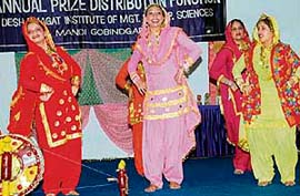 students perform giddha on the occasion
