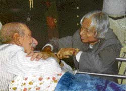 President Dr A.P.J. Abdul Kalam talks to Field Marshal Sam Manekshaw at Military Hospital, Wellington