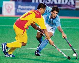 Chinas Tian Jun Sun (left) and Argentinas Agustin Corradini fight for the ball during their match at the Sultan Azlan Shah Cup in Ipoh on Monday. Argentina won 3-2. 