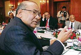 RBI Governor Y.V. Reddy interacts with delegates in Shimla