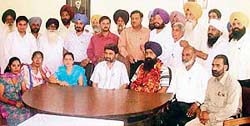 Jagwant Singh Jaggie, vice-president, Municipal Council (with garlands), other councillors and leaders of various parties pose for Ludhiana