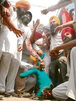 SSF activists burn the effigy of Sant Baba Gurmir Ram Rahim in Ludhiana