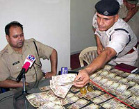 SP Sibash Kaviraj shows fake currency at a news conference in Karnal on Tuesday.