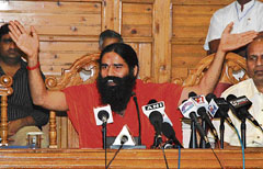 Swami Ramdev stresses a point to mediapersons in Shimla 
