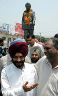 All-India Anti-Terrorist Front president M.S. Bitta after purifying the statue of late Beant Singh and garlanding it, in Jalandhar