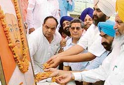 Finance Minister, Manpreet Badal pays floral tributes to martyr Sukhdev at his ancestral house in Ludhiana