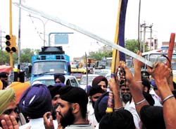 Sikh sects demonstrate against Sacha Sauda Dera chief at Vikas Puri in the Capital