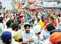 Activists of Sikh organisations protest against the Sacha Sauda chief near the Jagraon Bridge in Ludhiana
