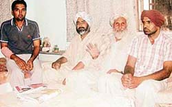 Members of the family of Jagjit Singh (extreme left) narrate their tale of woes to the Ludhiana Tribune during transit at Ahmedgarh