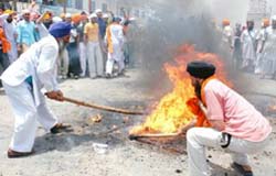 Sikh protesters burn effigy of dera chief at Nissang, Karnal,