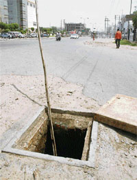 One never seems to learn a lesson. A manhole remains uncovered for an accident to happen in Ludhiana.