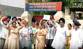 Relatives of Dilip Kaur stage a demonstration outside railway police station in Ludhiana on Saturday.