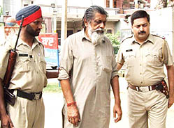 Tantrik Inderjeet being taken to the police station