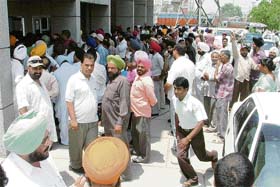 A huge rush of people at the Transport Nagar registration office in Ludhiana