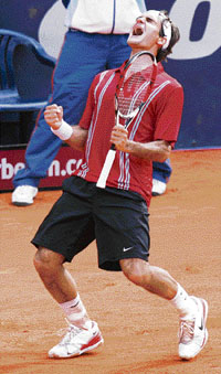 Switzerlands Roger Federer rejoices after beating Spains Rafael Nadal in the Hamburg Masters final on Sunday.