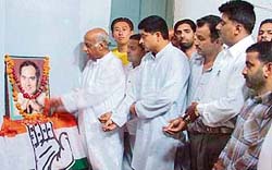 DCC president Jagmohan Sharma and other party workers pay floral tributes to the late Rajiv Gandhi on his sixteenth death anniversary at the Congress office in Ludhiana