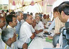 IFFCO chairman Surinder Kumar Jakhar discusses IFFCOs Kisan Sanchar Ltd (IKSL) project with computer engineers.