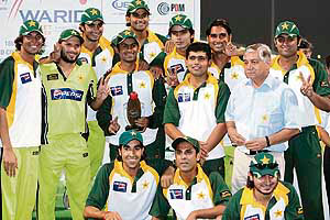 Pakistan team pose during the prize distribution ceremony.