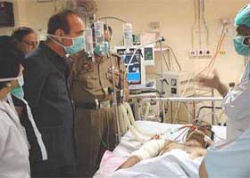 Chief Minister Ghulam Nabi Azad visits DSP Jugal Manhas in Medical College Hospital in Jammu