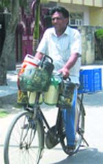 Gulshan Chauhan on his way to deliver the tiffins in Phagwara