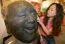 Former Chinese military leader Mao Zedong finds an admirer during the ongoing Art Taipei 2007 at the World Trade Centre.