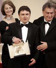 Romanian director Cristian Mungiu (centre) flanked by British actress Charlotte Rampling and British director and President of the jury Stephen Frears after winning the Palme d'Or prize for his film
