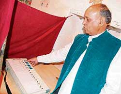 Former Chief Minister Prem Kumar Dhumal casts his vote in the Hamirpur parliamentary election at Samirpur, around 80 km from Dharmasala, on Saturday. 